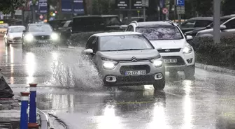 İzmir'de yağmur ve fırtına hayatı olumsuz etkiledi