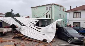 İznik'te şiddetli fırtına evin çatısını uçurdu