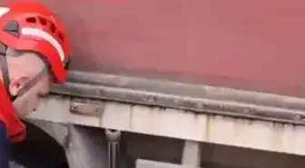 Kamyonetin tekeri altında kaldı; itfaiye kurtardı