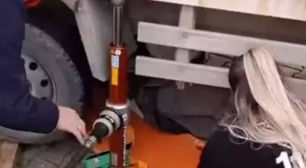 Kamyonetin tekeri altında kaldı; itfaiye kurtardı