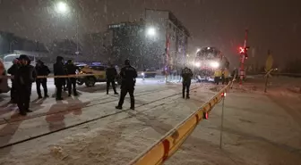 Kars'ta lokomotifin çarptığı genç ağır yaralandı