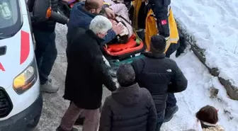 Kars'ta okula giden öğrencinin başına buz kütlesi düştü