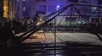 Kuşadası'nda kaçak yapıldığı iddia edilen metal konstrüksiyonun sökümüne başlandı