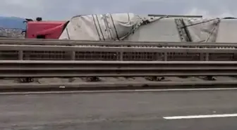 Kuzey Marmara Otoyolu'nda şiddetli fırtına: 2 tır devrildi