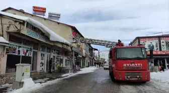 Nusaybin'de tehlike oluşturan buz sarkıtları temizleniyor