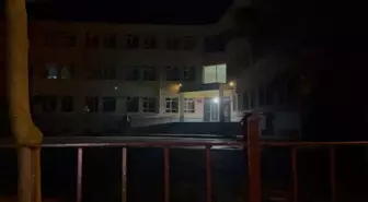 Okul bahçesi kan gölüne döndü! Babayı dövdüler, oğlunu bıçakladılar