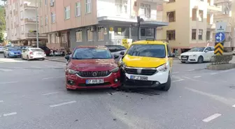 Sağa dönmek için sinyal verip önce sol şeride geçen otomobile yandan çarptı