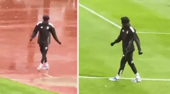 Şakır şakır yağan yağmura aldırmayan Abraham'ın hareketleri gülümsetti