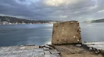 İstanbul'da Fırtına Nedeniyle Deniz Feneri Devrildi