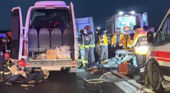 Kocaeli'de Servis Minibüsü Kamyona Çarptı: 7 Yaralı