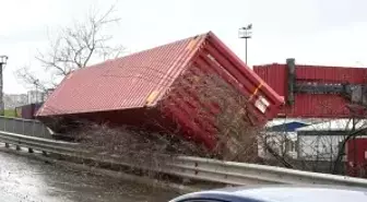 Şiddetli rüzgar eski gümrük sahasında konteynırları devirdi