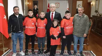 Sivas Valisi Şimşek, kardan 'Kız Kulesi' yapan çocukları ağırladı