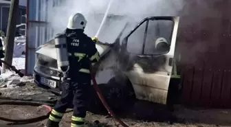 Suluova'da park halindeki kamyonet yandı