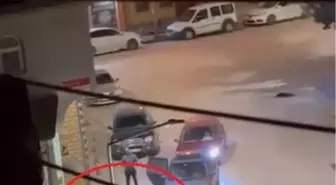 Tartıştığı ağabeyini sokak ortasında bıçakladı; o anlar kamerada