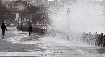 Tekirdağ'da fırtına; eğitim uçuşları iptal edildi, balıkçılar denize açılamadı