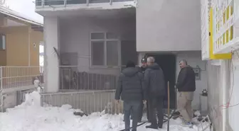 Tokat'ta dairesinde yangın çıkan yaşlı kadını komşuları evden çıkardı