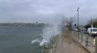 Üsküdar sahilinde fırtına etkili oldu; dev dalgalar oluştu