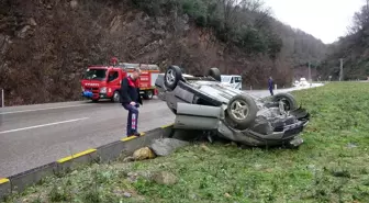 Zonguldak'ta refüje çarparak devrilen otomobildeki 3 kişi yaralandı