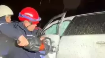 Adana'da şarampole yuvarlanan otomobildeki 2 kişi yaralandı