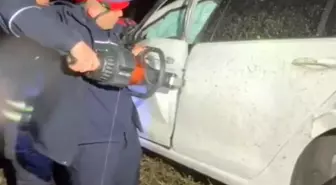 Adana'da şarampole yuvarlanan otomobildeki 2 kişi yaralandı