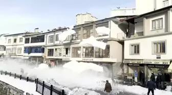 Ayşe'nin ölümü sonrası esnaf tedbir aldı; biriken kar kütleleri temizleniyor