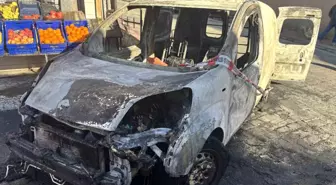 Beyoğlu'nda alev alev yanan araç küle döndü, yangın markete sıçradı