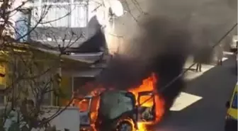Beyoğlu'nda hafif ticari araç alev alev yandı