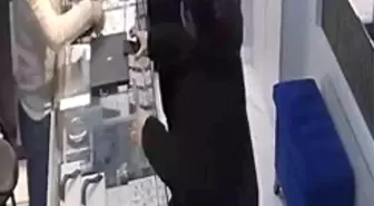 Bursa'da kamera şakası gibi soygun girişimi kamerada