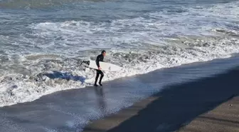 Denizde sörf yapanları görüp, 'boğulma' ihbarı verdiler