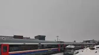 Diyarbakır'da trenle çarpışan belediye otobüsünün sürücüsü yaralandı