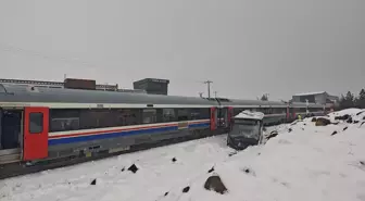 Diyarbakır'da trenle çarpışan belediye otobüsünün sürücüsü yaralandı