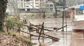 Eriyen kar ile sağanak birleşti; Bartın Irmağı taştı