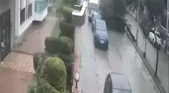 Fırtınada kökünden sökülen ağaç devrildi; o anlar kamerada