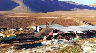 Fırtınada üzerine çatı düşen çiftçi öldü