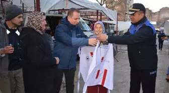 Gülnar'da pazar esnafına yaka kartı ve önlük dağıtıldı