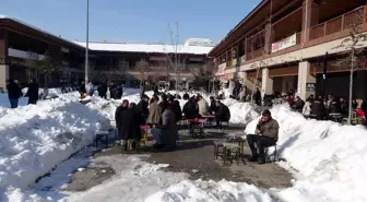 Kar kütlelerinin arasında masa kurup, çay içtiler