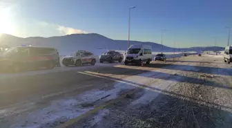 Kayseri'de yolcu minibüsü ile ticari taksi çarpıştı: 1'i ağır 16 yaralı