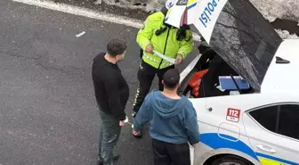 Kaza yapan sürücüler kavga edince kelepçelenip karakola götürüldü