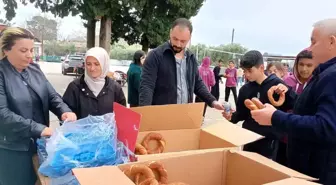 Kozan'da şehit aileleri ve gazilerden öğrencilere simit ikramı