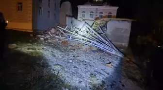 Manisa'da fırtınada cami minaresi devrildi