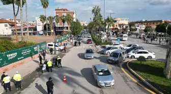 Mersin'de kucağında köpekle otomobil kullanan sürücü uyarıldı