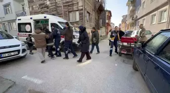 Otomobil ile çarpışan motosiklette kadın sürücü ile yanındaki 2 çocuk yaralandı