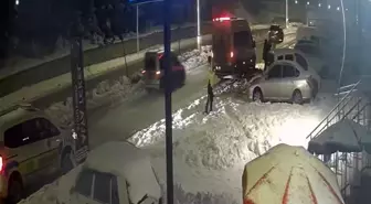 Park halindeki araçlara çarpıp kaçtı: o anlar kamerada