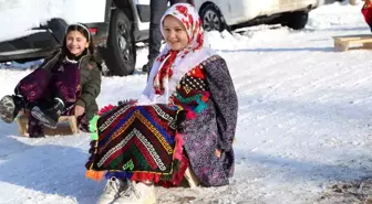 Poşet ve leğenle kayıyorlardı, kızak hediyesi türkü yaktırdı