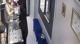 Silahla soymaya geldiği kuyumcu azarlayınca kaçtı; o anlar kamerada