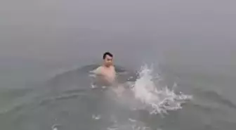 Soğuk havaya aldırmadan denize girip, yüzdü