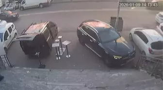 Ümraniye'de fren yerine gaza basan sürücü park halindeki otomobile çarptı; kaza kamerada