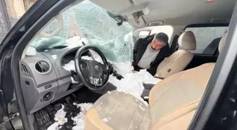 Üst geçitte biriken kar kütlesi, aracın üzerine düştü: 1 yaralı