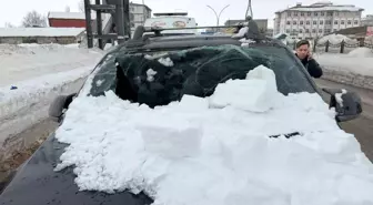 Üst geçitten otomobilin üzerine kar kütlesi düştü: 1 yaralı