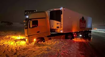 Yol buzlandı, tırlar makasladı